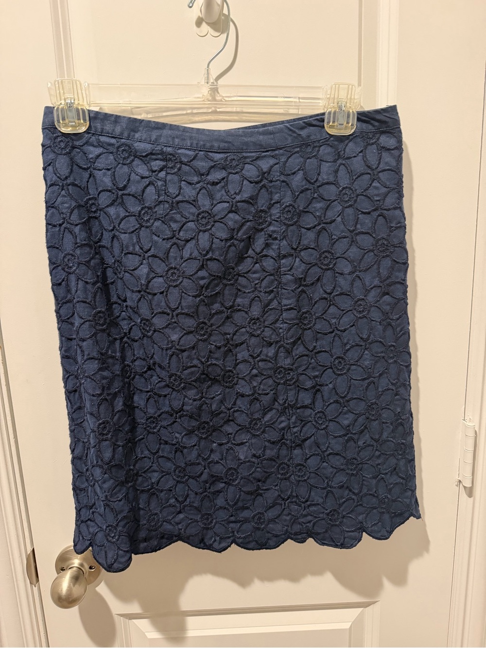 TALBOTS navy blue knee length Floral stitched straight skirt size 10.